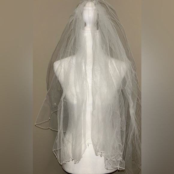 White Bridal Veil - Picture 1 of 7